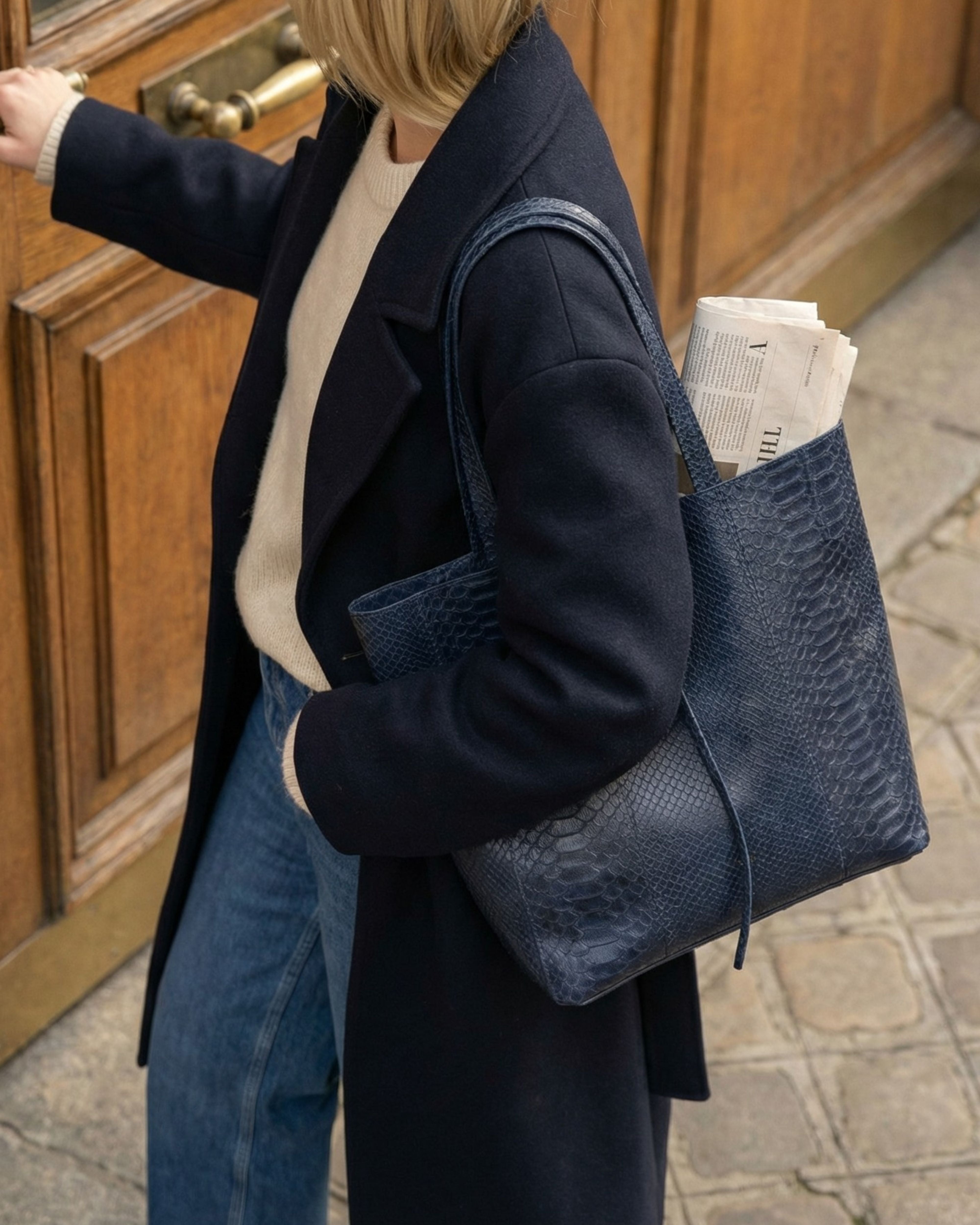 ESSENTIAL BLUE NAVY LEATHER TOTE BAG